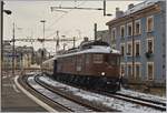 Die BLS Ae 6/8 208 erreicht mit ihrem Weihnachts-Pullmann Express den Bahnhof Lausanne.