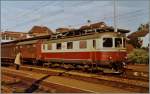 Die Re 4/4 I 10050 mit einme Nahgüterzug in Lengnau.