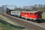 Verein Pacific 01 202.
Nachdem die Trieb- und Kuppelstangen der 01 202 aus Meiningen zur�ck und wieder montiert sind, fand am 22. April 2021 die geplante Probefahrt rund um den Bielersee statt.
Der Testzug bestand zus�tzlich aus der Re 4/4 l 10009, ehemals SBB und einem BD, ehemals BLS.
Bei Busswil.
Foto: Walter Ruetsch