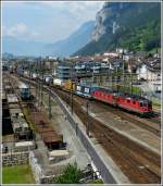 Eine Re 10/10 erreicht mit einem  Kisten -Zug den Bahnhof von Erstfeld am 24.05.2012.