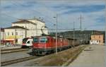 Porrentruy, im Nordwestzipfel gelegen, biete auch das eine oder andere Fotomotiv: Zwei Re 4/4 II mit einem Eaos G�terzug (Leer-R�benzug)auf dem Weg Richtung Bonfol.