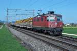 SBB: Re 4/4 II mit nicht alltäglicher Güterlast.