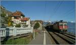 Die SBB Re 4/4 II 11252 mit einem Güterzug bei der Durchfahrt in St-Saphorin.