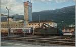 Leider nur durchs Fenster, versprayt und abgeschnitten - aber GRÜN! Jedenfalls die Re 4/4 II 11364 in Sion.