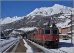 Eine  Re 10/10  mit der Re 4/4 II 11284 als Spitzenlok fährt in Airolo Richtung Süden.