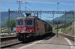 Die SBB Re 420 292-5 mit einem Güterzug bei der Duchrfahrt in Auvernier.