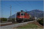 Die SBB Re 420 284-2 mit einem Güterzug auf der Fahrt Richtung Wallis kurz nach Bex.
