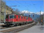 Die SBB Re 4/4 II 11284 und eine Re 6/6 mit einen Güterzug Richtung Norden bei der Durchfarht in Lalden.