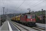 Die SBB Re 4/4 II 11234 mit einem Gleisbauzug bei der Durchfahrt in Mülenen.