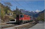 Die SBB Re 420 327-9 und eine Re 6/6, also eine  Re 10/10 , fahren mit einem Güterzug durch Lalden Richtung Norden.