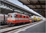 Die SBB Re 4/4 II 11108 (UIC 91 85 4 420 108-3 CH-SBB) ist mit einem kurzen Bauzug in Lausanne eingetroffen.