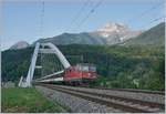 Die HVZ IR 90 vom Wallis nach Lausanne verkehren grundsätzlich im Gegenlicht; da die Züge meist von Re 4/4 II gezogen werden, sind sie trotzdem ein begehrtes Fotomotiv.