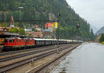 
Der Orient-Express, für mich der Zug der Züge....
Die SBB Re 8/8 (Re 4/4-11194 und Re 4/4-11156) erreicht mit dem Venice Simplon-Orient-Express (VSOE) nach Venedig am 02.08.2019, leider bei Regen, den Bahnhof Göschenen.  Orient-Express bestand aus einem 18 Wagen langen Zug (meinst historische CIWL-Wagen).

Der Venice Simplon-Orient-Express (abgekürzt VSOE), verkehrt seit 1982. Der Luxuszug wird von der Firma Belmond Ltd. Betrieben. Der Zug ist aus historischen Wagen der Compagnie Internationale des Wagons-Lits (CIWL). Es werden Fahrten in Form von Schienenkreuzfahrten über verschiedene europäische Strecken, darunter auch die historischen Strecken des früheren Simplon-Orient-Express und des Orient-Express.

1977 begann die von James B. Sherwood geleitete Sea Containers Ltd. historische Wagen der CIWL und der British Pullman Company zu erwerben und aufwändig zu restaurieren. 

Der VSOE wurde erstmals am 28. Mai 1982 eingesetzt. Die erste angebotene Reise war die Route des Simplon-Orient-Express von London über Paris nach Venedig, die auch heute noch wöchentlich befahren wird. Für die Beherbergung in Venedig kaufte die Sea Containers das Hotel Cipriani, was gleichzeitig der Einstieg der Gesellschaft ins Touristikgeschäft war.

Betreiber war die Orient-Express Hotels Ltd., eine Tochtergesellschaft von Sea Containers, in der alle Touristikaktivitäten eingebracht waren. Sie wurde wegen finanzieller Schieflage der Muttergesellschaft im Jahr 2005 selbständig und im Juni 2014 in Belmond Ltd. umbenannt. Der Geschäftssitz des börsennotierten Unternehmens ist in Hamilton auf Bermuda. Neben dem VSOE betreibt die Belmond Ltd. verschiedene Luxuszüge mit ehemaligen CIWL-Pullmanwagen in Großbritannien, den Eastern and Oriental Express, sowie Hotels in 17 Ländern. Seit Dezember 2018 gehört Belmond Ltd. zum französischen Luxusgüterkonzern LVMH Moet Hennessy Louis Vuitton.

Die Flotte des VSOE besteht hauptsächlich aus 16 historischen ehemaligen CIWL-Wagen der Baujahre 1926 bis 1931, darunter drei Speise-, ein Bar- und 12 Schlafwagen, letztere überwiegend vom Typ Lx der CIWL. Zusätzlich zu diesen teilweise 1982 modernisierten ex-CIWL-Fahrzeugen führt der Zug Servicewagen sowie andere, farblich angepasste Wagen. 2003–2006 wurden die kontinentalen Wagen des VSOE modernisiert und erhielten unter anderem moderne Drehgestelle von Bombardier sowie neue Klimaanlagen. Seitdem sind die Waggons für 160 km/h zugelassen. 
