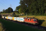 Re 420 293-3 mit einem Postzug nach Daillens im letzten Abendlicht bei Niederdbipp am 24.