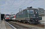 Die SBB Re 4/4 II 11161 in ihrer grünen Lackierung mit einem IC Zürich - Singen wartet in Schaffhausen auf die Abfahrt.