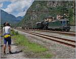 Da die Re 4/4 II 11161 über ETCS verfügt und grün ist, wird sie gerne als ETCS Vorspannlok bei historischen Zügen eingesetzt, so auch hier in Bodio wo die Lok dem Dampfzug für