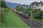 Die SBB Re 4/4 II 11341 (Re 420 341-7 ) ist mit einem kurzen Güterzug zwischen Burier und La Tour de Peilz auf der Fahrt in Richtung Lausanne.