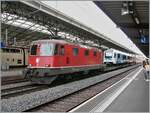 Nun hat sich die am Anfang dieser Bilderserie erw�hnte SBB Re 4/4 II 11193 wieder an die Spitze des Zuges gesetzt und wartet mit ihrem vier Uaikk Wagen und dem Beh 4/8 4 / SNCF Z894 auf die