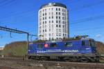 DDF, ex-SBB 421 379 wirbt für die schnellere Verbindung ZürichMünchen am 13 Februar 2024 bein Passage durch Pratteln.