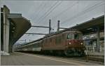 Leider bald Vergangenheit: BLS Re 4/4 mit einem Goldenpass RE.