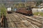 Zwei BLS Re 4/4 sind mit einem Containergüterzug bei Varzo Richtung Süden unterwegs, während ein RoLa Zug auf  Feie Fahrt  Richtung Norden wartet.