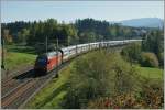 Bei starken Gegenlicht f�hrt eine Re 460 mit ihrem IC kurz nach Pal�zieux in Richtung St.Gallen.