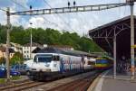   Die SBB Re 460 101- 9 Magic Ticket muss am 25.05.2012 im Bahnhof Vevey einen RBDe 560 DOMINO abschleppen.