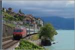 Heute hatte der  Kleine See  eine sehr eigenwillige Farbe, als die Re 460 085-4 mit ihre IR 1824 von Brig nach Genève Aéroport unterwegs war.