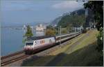 Das Tischtuch (Re 460 083-9) flattert am Château de Chillon vorbei.