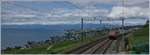 Zwischen Bossière und Grandvaux fährt eine Re 460 mit ihrem IC Richtung Bern.