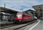 Die frisch revidierte SBB Re 460  041 (UIC 91 85 4 460 041-7 CH-SBB) beim kurzen Halt mit ihrem IC1 in Lausanne.