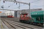 W�hrend im Hintergrund eine SBB Re 460 mit einen EW IV Zug in Morges eintrifft, rangiert im Vordergrund die BAM MBC Te III 155 den Kieszug Apples - Gland - Apples.