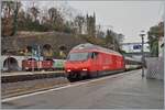 Dies eher banale Bild aus Vevey zeigt im Vordergrund eine SBB Re 460 mit einem einfahrenden IR 90, und im Hintergrund CEV und B-C Güterwagen sowie einen historisch anmutenden Umladekran.