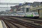 Und so sieht Vollwerbung aus: am 2 J�nner 2020 schiebt 465 008 (in Patenschaft Berggemeinde- Werbung) der Kambly EW-III Personenzug aus der Bahnhof von Spiez aus.