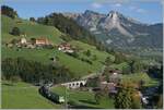 Nocheinmal der GoldenPass Express GPX 4064 von Montreux nach Interlaken Ost, nun durch den  Interface  Wagen und die BLS Re 465 014 erg�nzt, w�hrend die MOB Ge 4/4 8001 in Zweisimmen f�r die