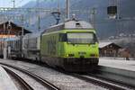 BLS 465 002 schiebt ein Umspurbarer Personenzug nach Spiez aus Zweisimmen am 31 December 2025.