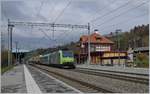 Die BLS Re 485 019 mit einer RoLa nach Novara bei der Durchfahrt in M�lenen.
