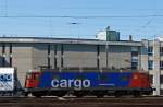 Die Re 620 042-2  „Monthey“ (ex Re 6/6 11642) der SBB Cargo mit nur zwei G�terwagen am 29.05.2012 beim Bahnhof Lausanne.