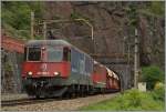 Die SBB Re 620 088-5  Member of X-Rail alliance  und eine RE 4/4 II/III mit dem schon öfters gesehenen Kieszug kurz vor Faido.