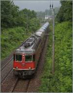 Die SBB Re 6/6 11633 mit einem (CFL?) Güterzug kurz nach Varzo auf der Fahrt Richtung Süden.