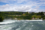   Während am Rheinfall rissige Wassermassen hinabfallen, zieht die SBB Cargo Re 620 060-4  Tavannes  (ex SBB Re 6/6 11660  Tavannes ) am 18.06.2016 einen  Holcim Zement-Silowagen-Zug (Wagen der