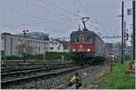 Die SBB Re 620 059-6 ist auf dem Weg  zu ihrem Zug, der im Rangierbahnhof von Biel auf Gleis 1 wartet.