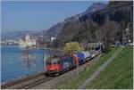 Die SBB Re 620 013-3 mit einem Güterzug beim Château de Chillon.