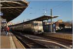 Die railadventure Re 6/6 16003 (91 854 620 003-4 CH-RADVE) hat in Lausanne zwei Firmen eigene Güterwagen aus Villeneuve übernommen, mit welchen auf der Hinfahrt ein Twindexx Speisewagen ins