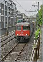Die SBB Re 620 087-7  Bischofszell  erreicht mit einem Güterzug in Kürze Montreux.