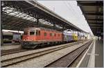 Die SBB Re 6/6 11637 (Re 620 037-2)  Sonceboz-Sombeval  mit einem kurzen Güterzug Richtung Wallis bei der Durchfahrt in Lausanne.