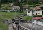 Die MOB GDe 4/4 6004  Interlaken  schiebt bei Les Avants ihren PE 2122 aus dem Bahnhof in Richtung Zweisimmen.