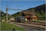 Die GDe 4/4 6002 steht in Rossinière mit einem kurzen Güterzug.