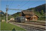 Rossinière mit der GDe 4/4 6002 die mit ihrem Schotterzug auf die Überholung des GoldenPass Express wartet. 

29. Sept. 2023