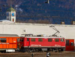 
Die RhB Ge 4/4 I – 605 „Silvretta“ ist am 20.02.2018 in Landquart abgestellt.

Die zehn Loks der BR Ge 4/4 I waren die ersten Elektroloks der RhB ohne Stangenantrieb. 1944 wurden vier Loks bei der Schweizerischen Lokomotiv- und Maschinenfabrik Winterthur (SLM) bestellt, die 1947 in Betrieb gingen. Haupts�chlich im Schnellzugdienst eingesetzt, bew�hrten sie sich sehr gut, so dass die RhB 1953 sechs weitere Loks bestellte. In untergeordnete Dienste verdr�ngt wurden sie mit den Auslieferungen der Ge 6/6 II und der Ge 4/4 II. Zwischen 1986 und 1991 wurden die Lokomotiven modernisiert, insbesondere wurden neue ger�umigere F�hrerst�nde angebaut und die Loks mit Vielfach- und Fernsteuerung ausger�stet. Ab 1997 wurden die alten Scherenstromabnehmer durch neue Einholmstromabnehmer ersetzt, um den Einsatz auf der um elektrifizierten Arosabahn zu erm�glichen.

Die Bo'Bo'-Loks sind heute 80 km/h schnell (urspr�nglich 75 km/h) und haben eine Leistung von 1.184 kW. Sie wiegen 48 t und sind 12.100 mm lang. Auf einer 35 ‰ Steigung betr�gt die Anh�ngelast 185 t, bei 45 ‰ noch 135 t.

Ende 2010 hat die Rh�tische Bahn damit begonnen, die Lokomotiven dieser Baureihe nach �ber 50 Dienstjahren sukzessive aus dem Dienst zu nehmen und zu verschrotten. Die Lok 603  Badus  bleibt erhalten, sie soll nach Deutschland in das Museum Bahnpark Augsburg gebracht werden. Die Lok 602  Bernina  wurde am 7. M�rz 2012 f�r 5 Jahre an das Verkehrshaus Luzern �bergeben (Leihgabe), ist aber wieder im Einsatz.

Aufgrund der Bauarbeiten am neuen Albulatunnel sind die vier noch vorhandenen Lokomotiven (602, 603, 605 und 610) vor G�terz�gen mit Gestein aus der Tunnelbaustelle oder vor Versorgungsz�gen f�r selbige im Einsatz.

TECHNISCHE DATEN  der Ge 4/4 I:
Betriebsnummern: 601 - 610
Hersteller der Kasten und Drehgestelle: SLM
Hersteller der Elektrik:  BBC / MFO
Inbetriebsetzung: 1953  (601-604 1947)
Spurweite: 1.000 mm
Achsanordnung: Bo'Bo'
Gebaut Fahrzeuge: 10 (davon 2 noch im Betrieb)
H�chstgeschwindigkeit: 80 km/h
L�nge �ber Puffer: 12.100 mm
Drehzapfenabstand: 6.200 mm
Achsabstand im Drehgestell: 2.500 mm
Triebraddurchmesser (neu): 1.070 mm
Breite: 2.650 mm
Dienstgewicht: 48 t
Anh�ngelast auf 35‰: 185 t
Anh�ngelast auf 45‰: 135 t
Fahrleitungsspannung: 11 kV 16,7 Hz (AC)
Anzahl Fahrmotoren: 4 St�ck vom Typ 8 SW 
Max. Leistung am Rad: 1.184 kW (1.600 PS)
Max. Zugkraft am Rad: 142 kN
Dauerzugkraft am Rad: 92 kN
Getriebe�bersetzung: 1 : 5,437

